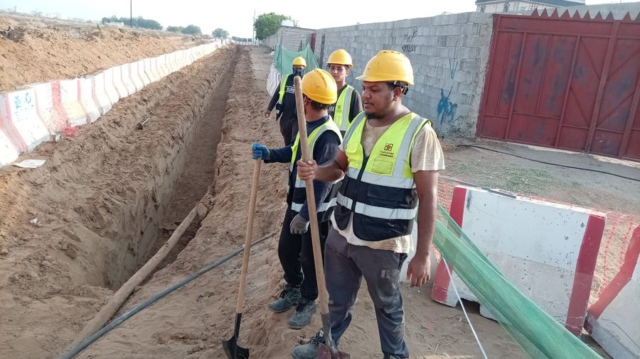 مهندسون يتابعون أعمال حفر وتمديدات في الموقع